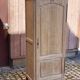 Armoire d'internat Louis XV rénovée en chêne brut bonnetière Riskoff