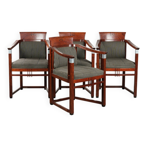 Ensemble de 4 chaises de salle à manger en tissu avec accoudoirs en bon état.