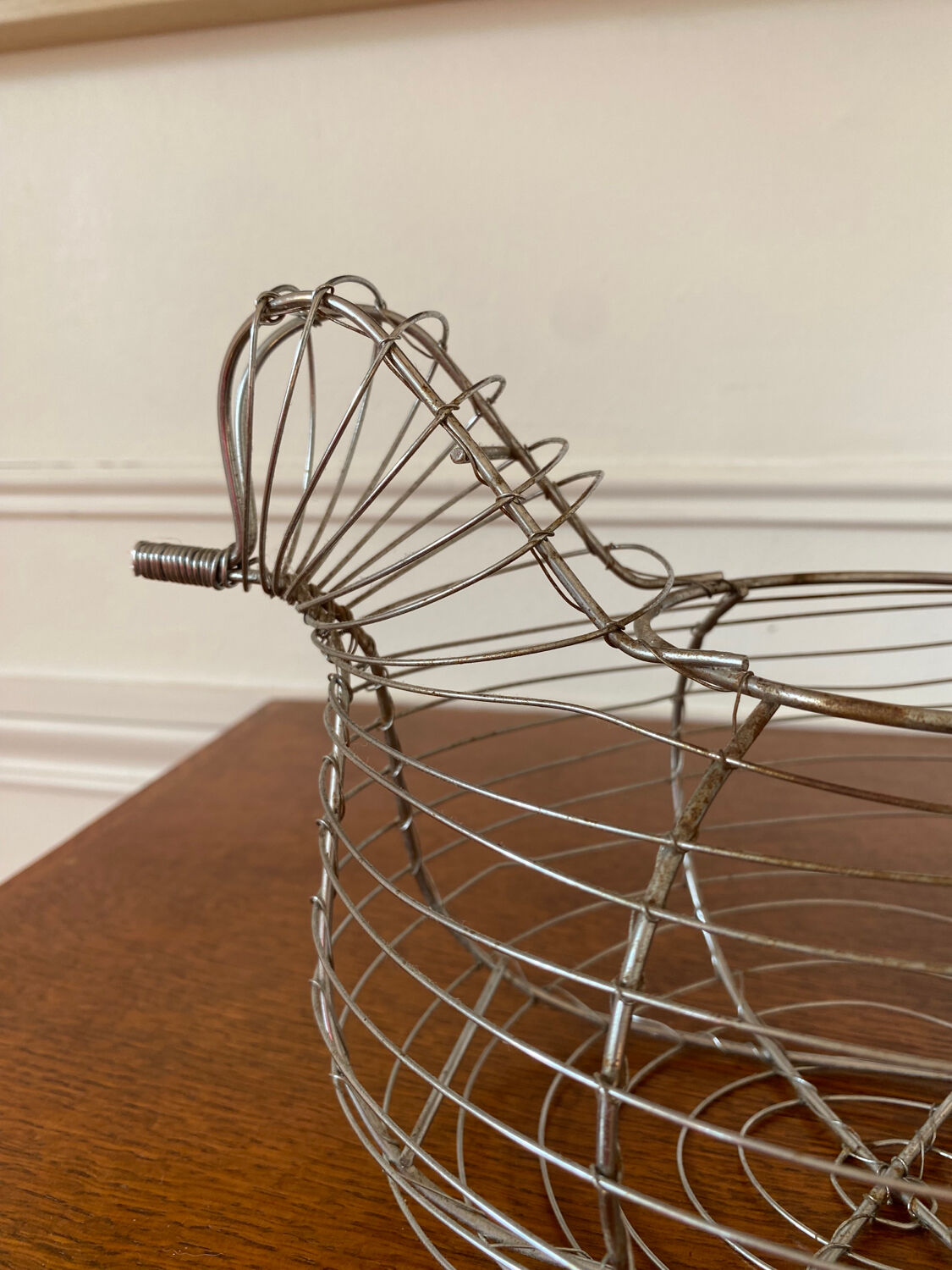 Chicken-shaped egg basket made of metal