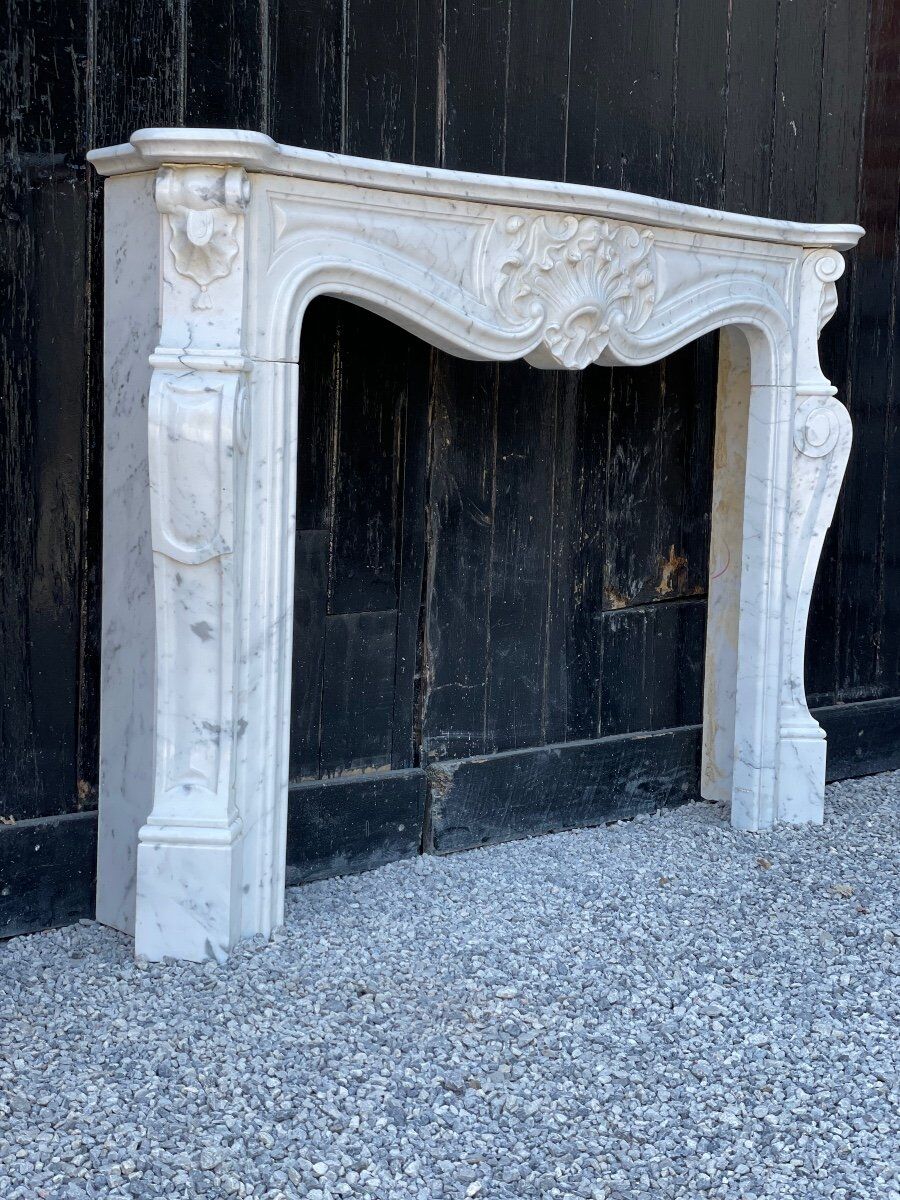 Cheminée de style Louis XV en marbre de carrare