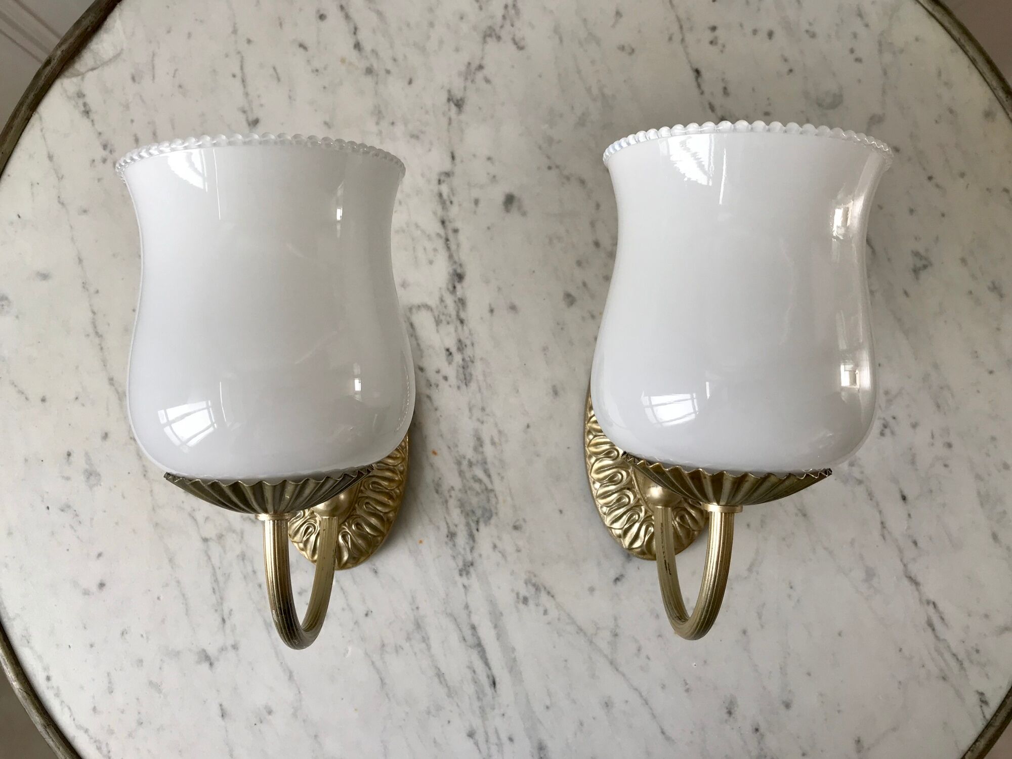 Duo of sconces in serrated opaline and golden steel 50s