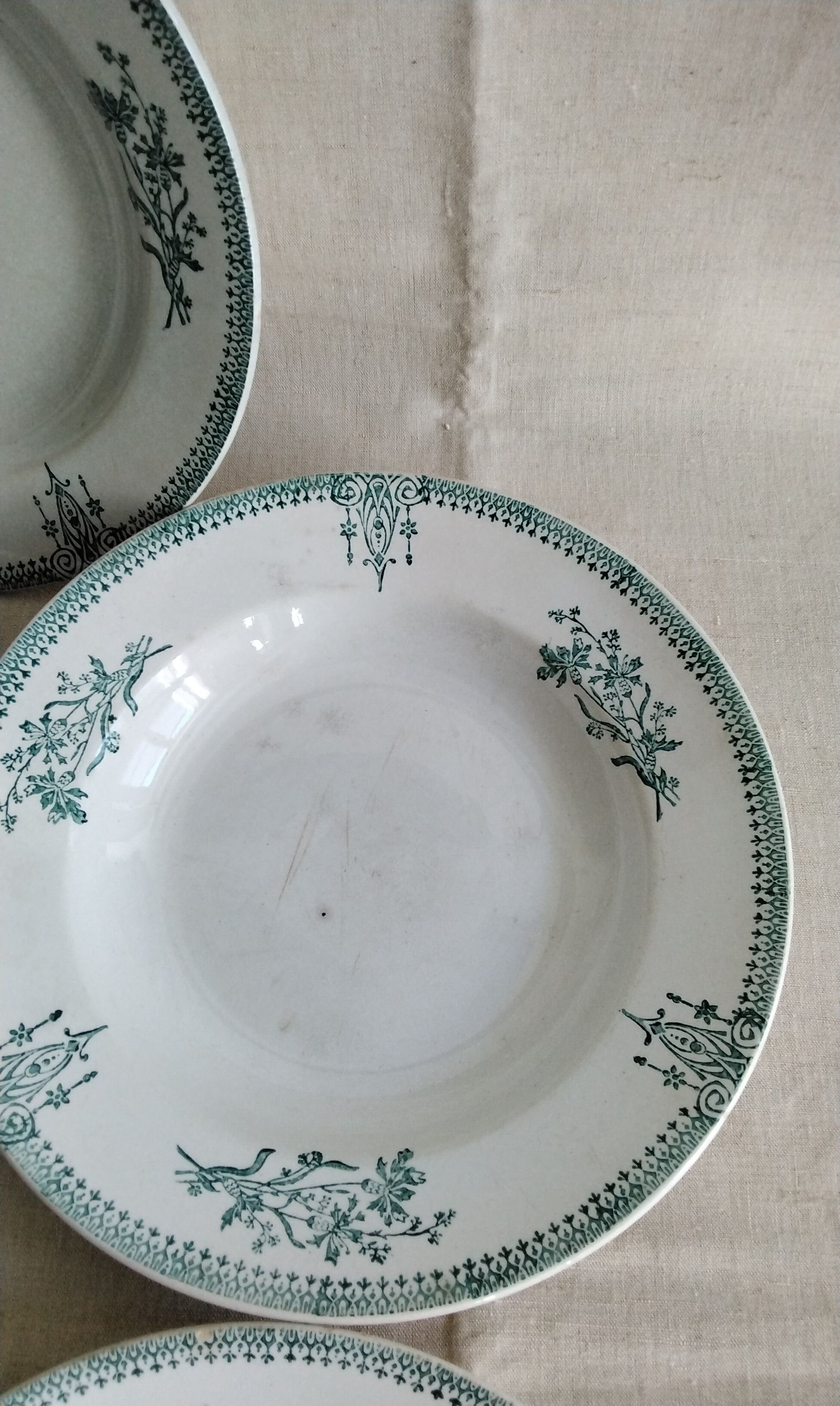 Set of 10 hollow plates