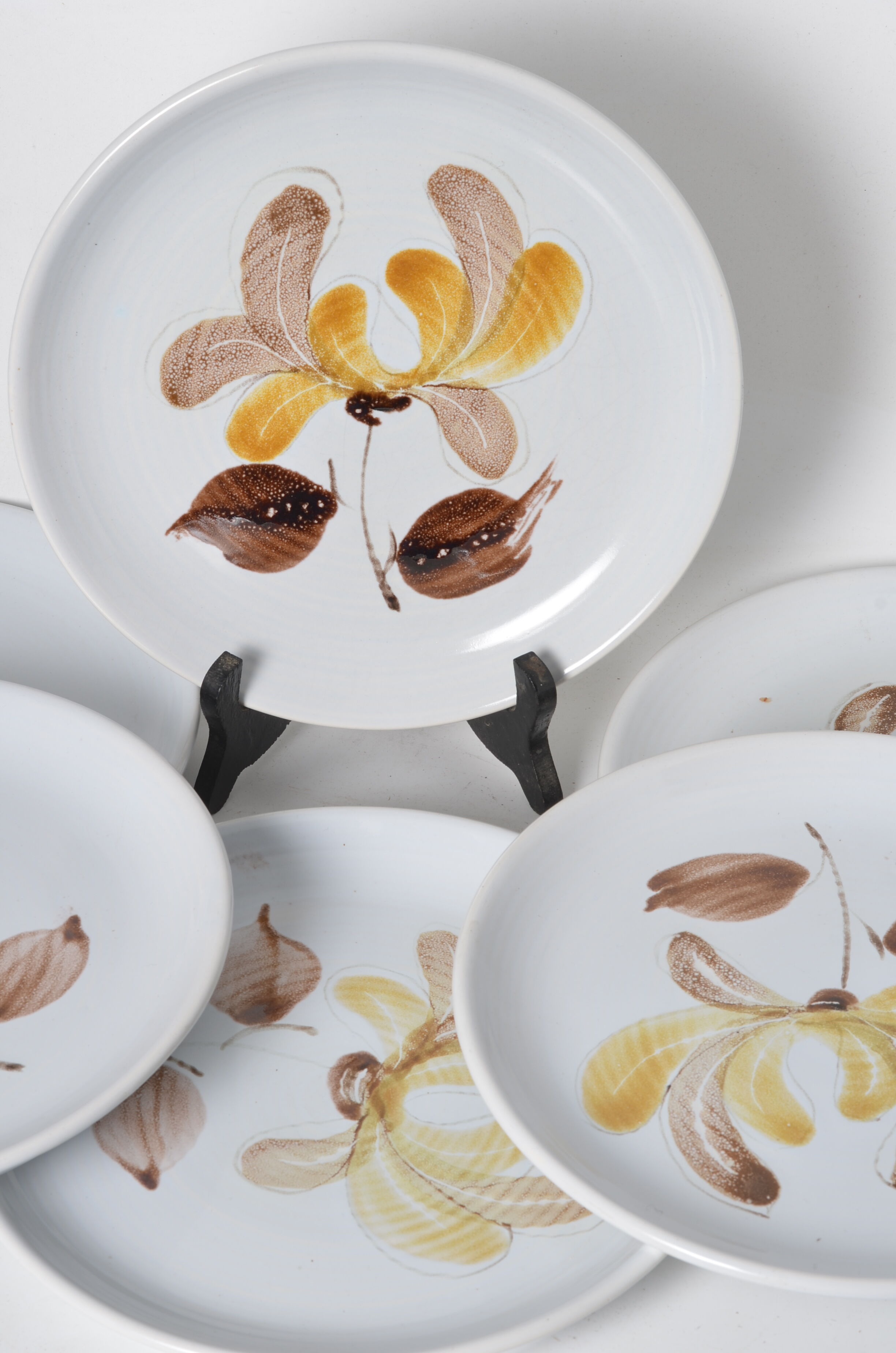 Flat plates in varnished stoneware iris pattern