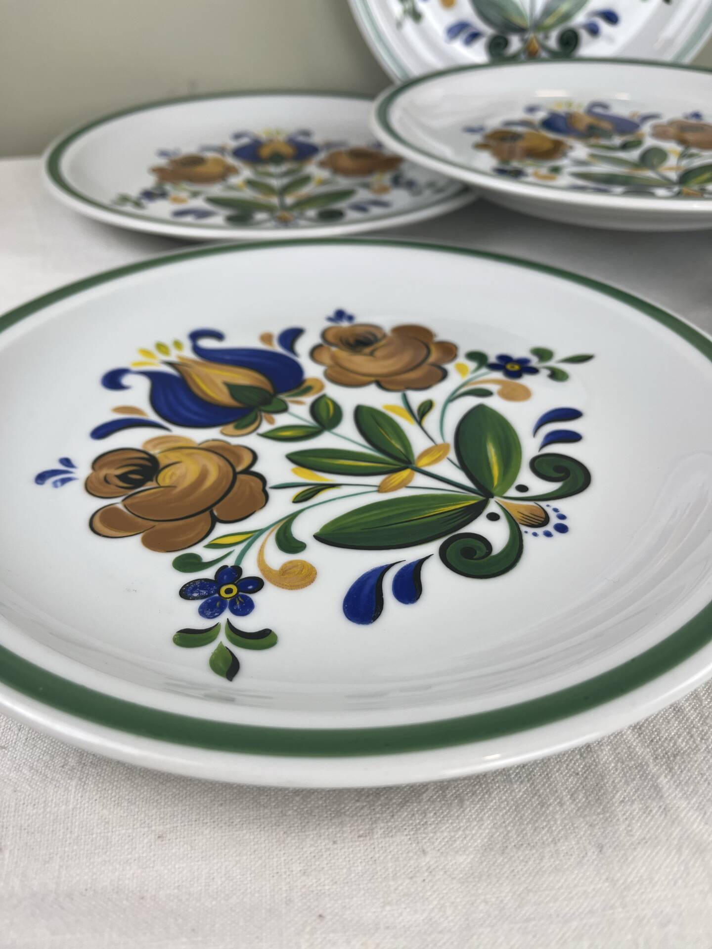 Decorated flat plates