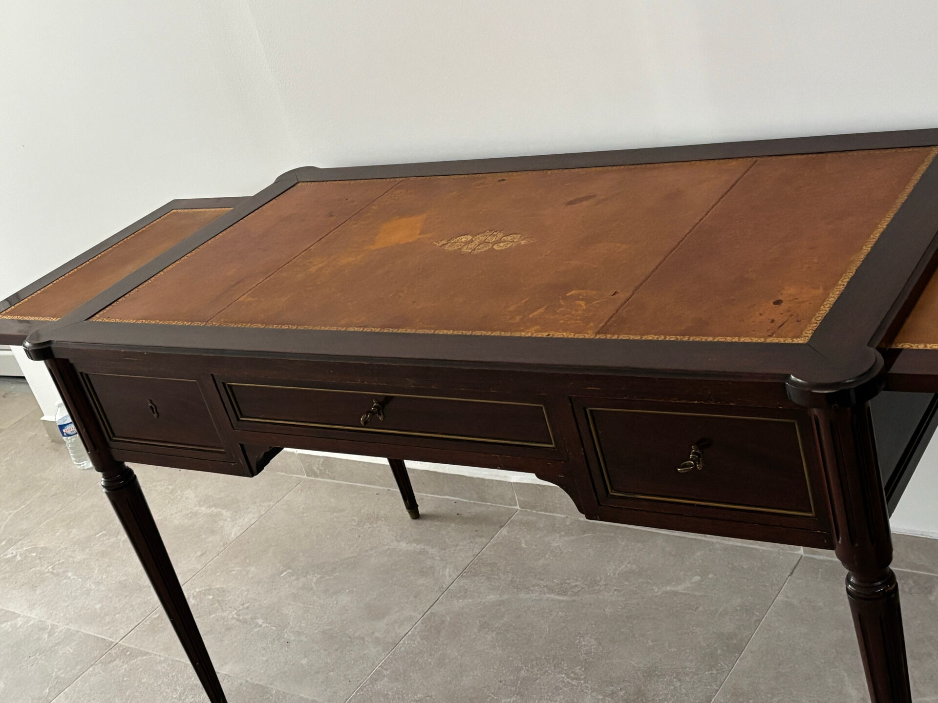 Bureau style Empire en acajou et cuir doré
