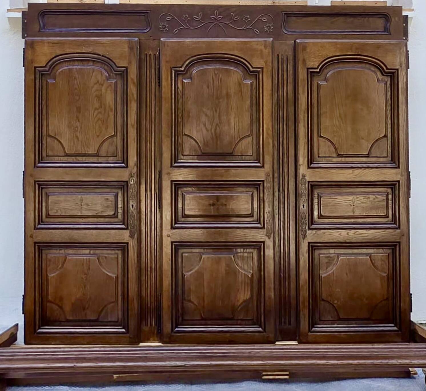 French handcrafted oak wardrobe – House of Centuries