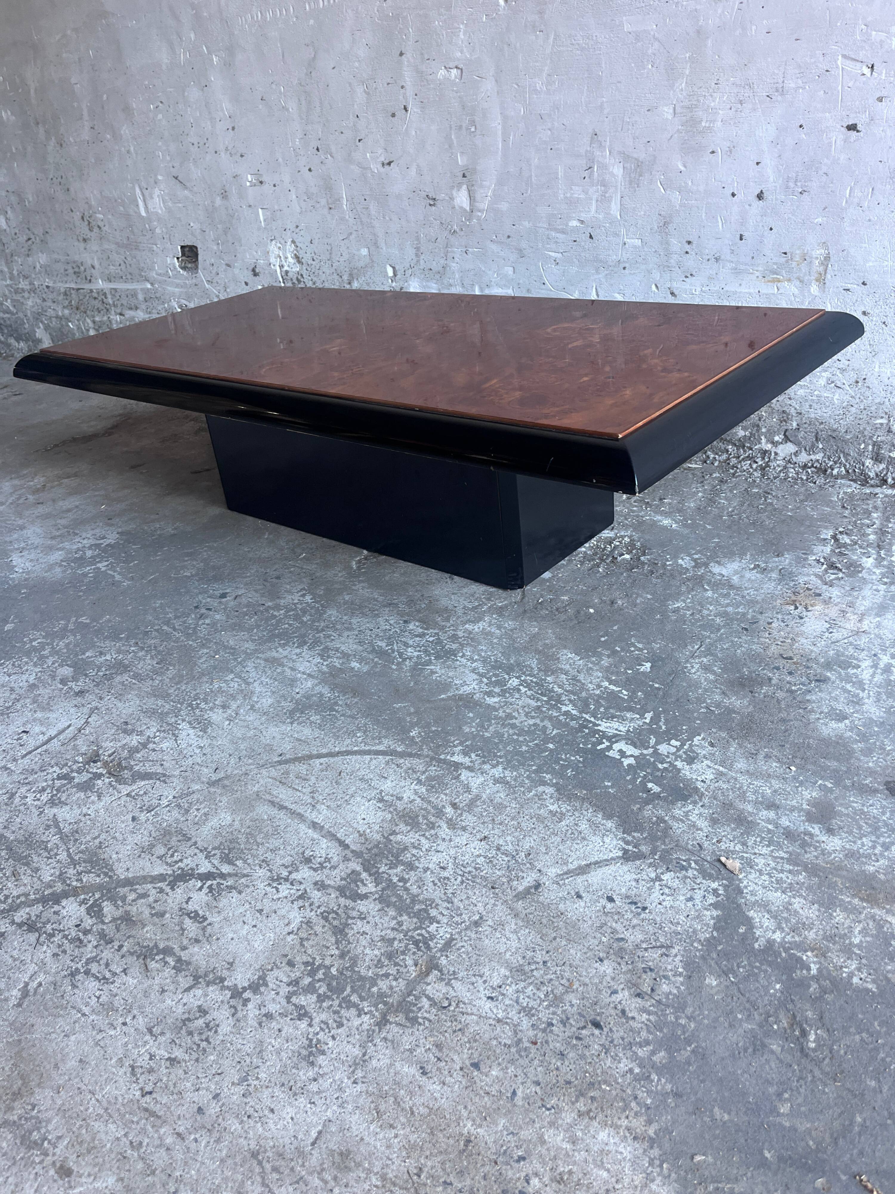 Vintage coffee table in wood burl on a black lacquered base.