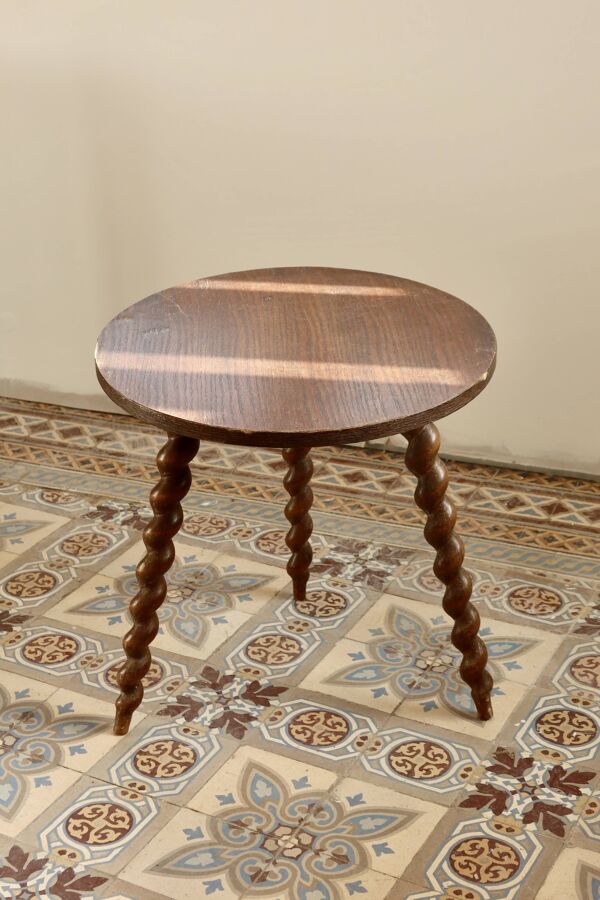 Table d’appoint circulaire vintage en bois à pieds tournés