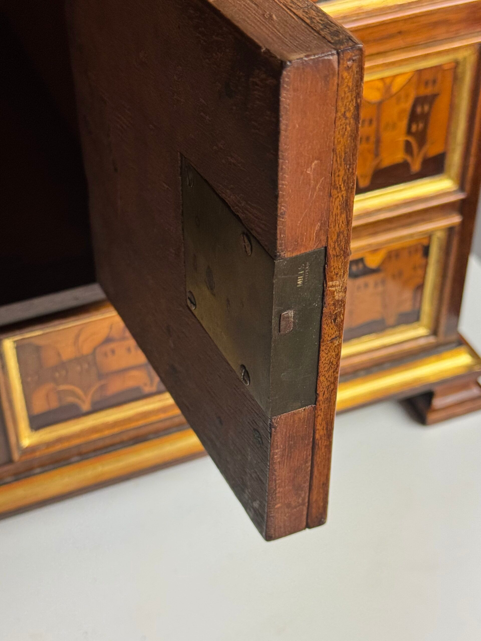 Cabinet d'art en marqueterie allemande