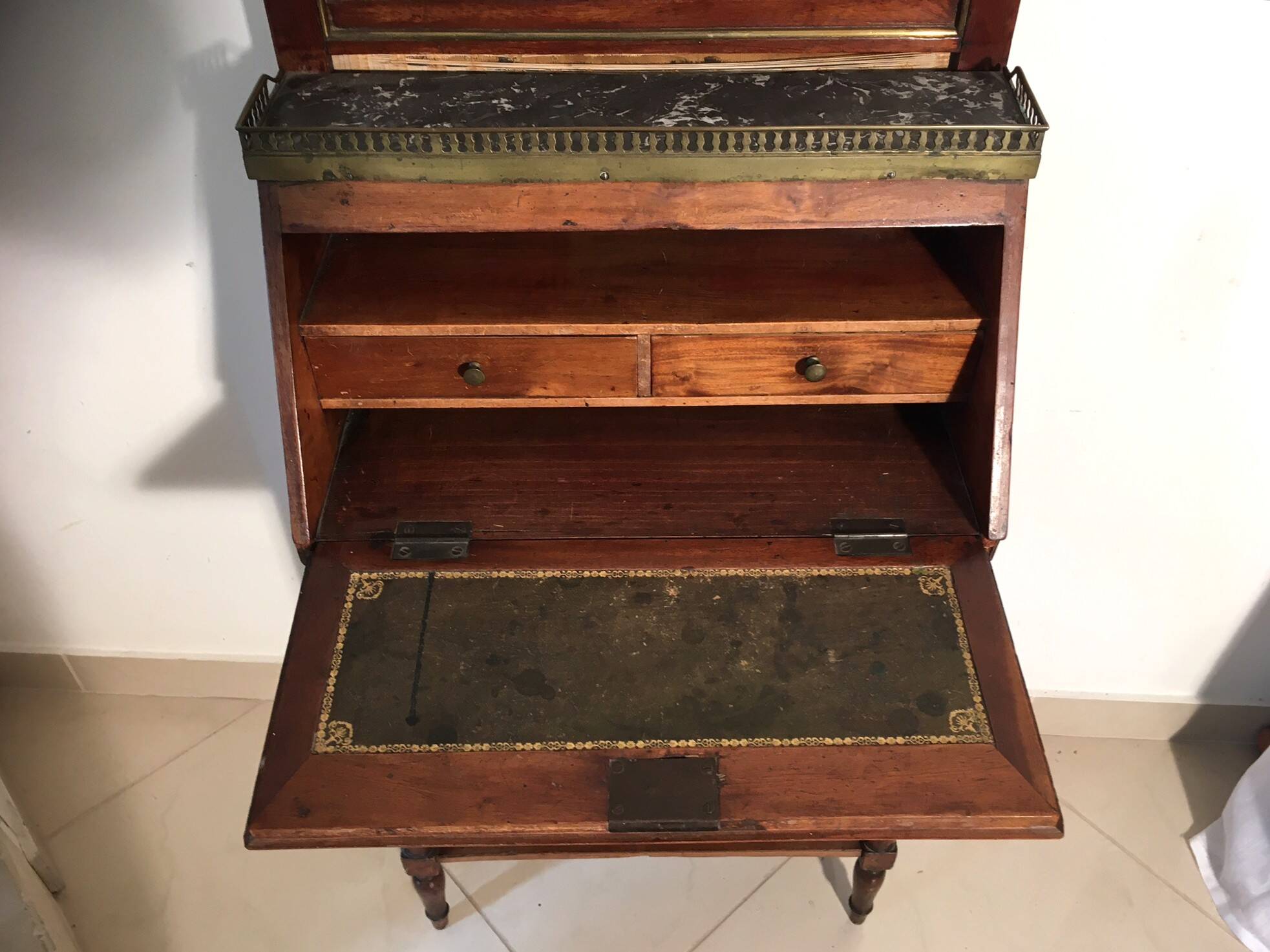 Very small 19th century sloping desk in mahogany and mahogany veneer