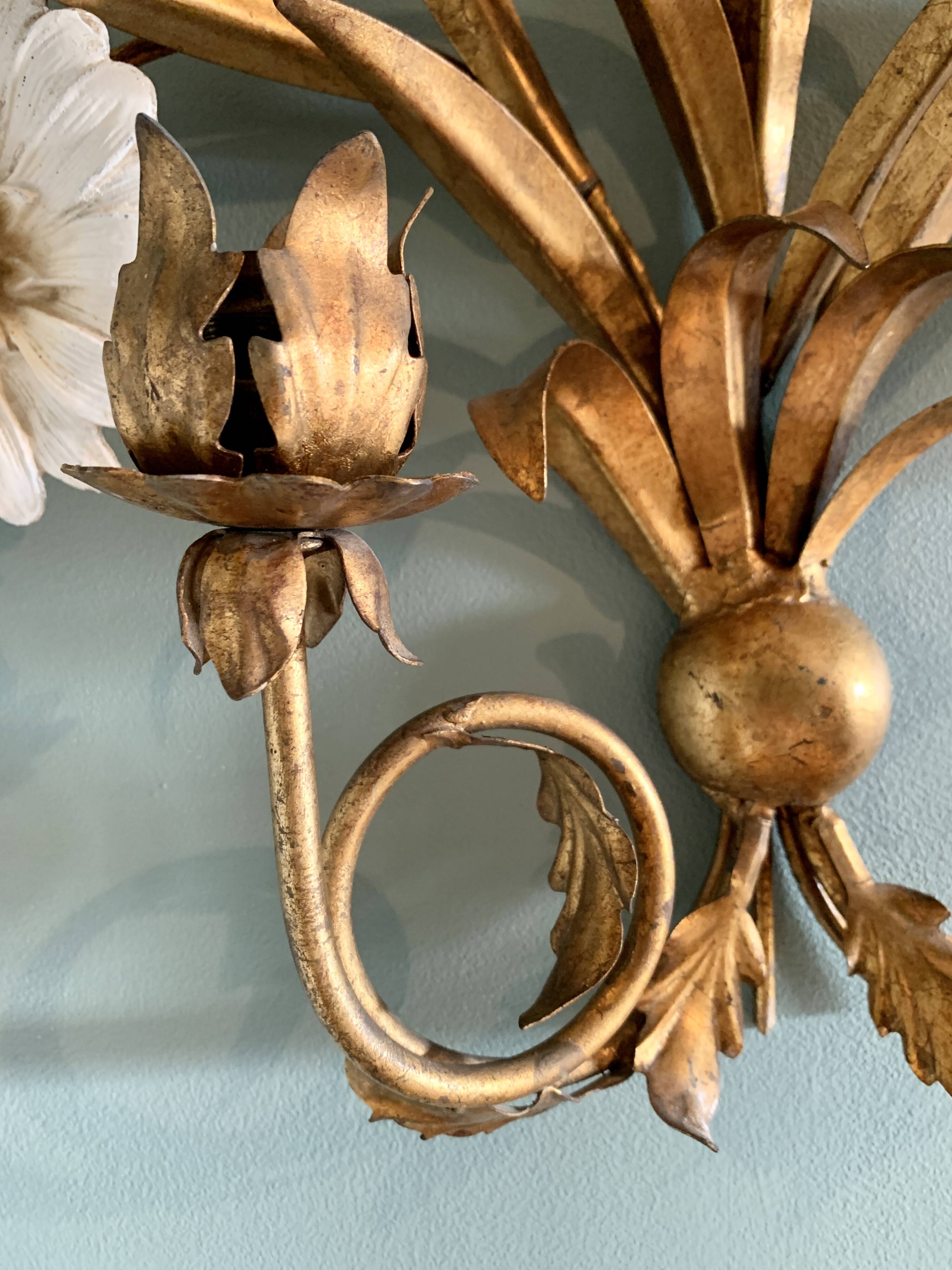 Wall lamp in gilded brass with a daisy design.