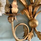 Wall lamp in gilded brass with a daisy design.