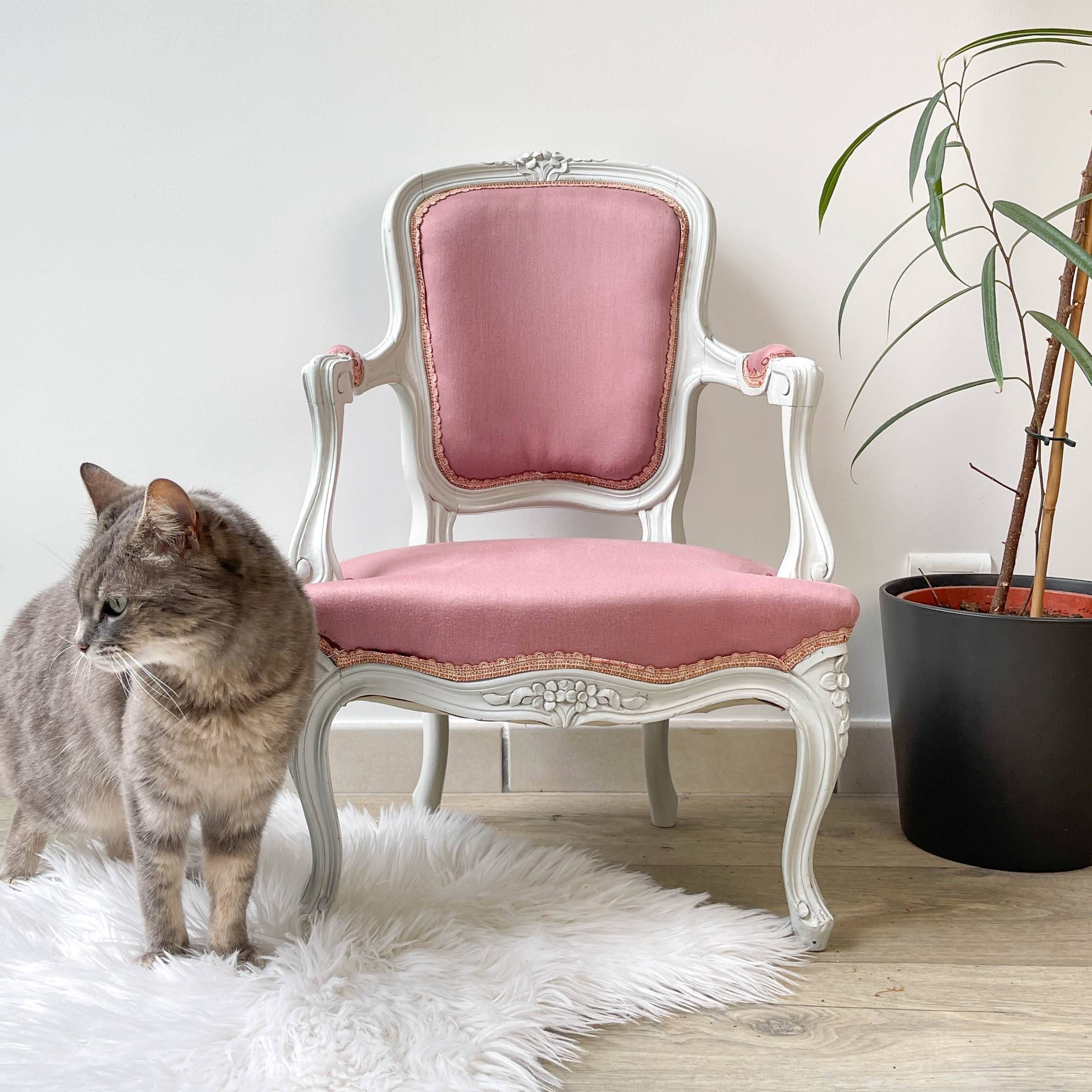 Pink Louis XV style convertible armchair in weathered wood for children