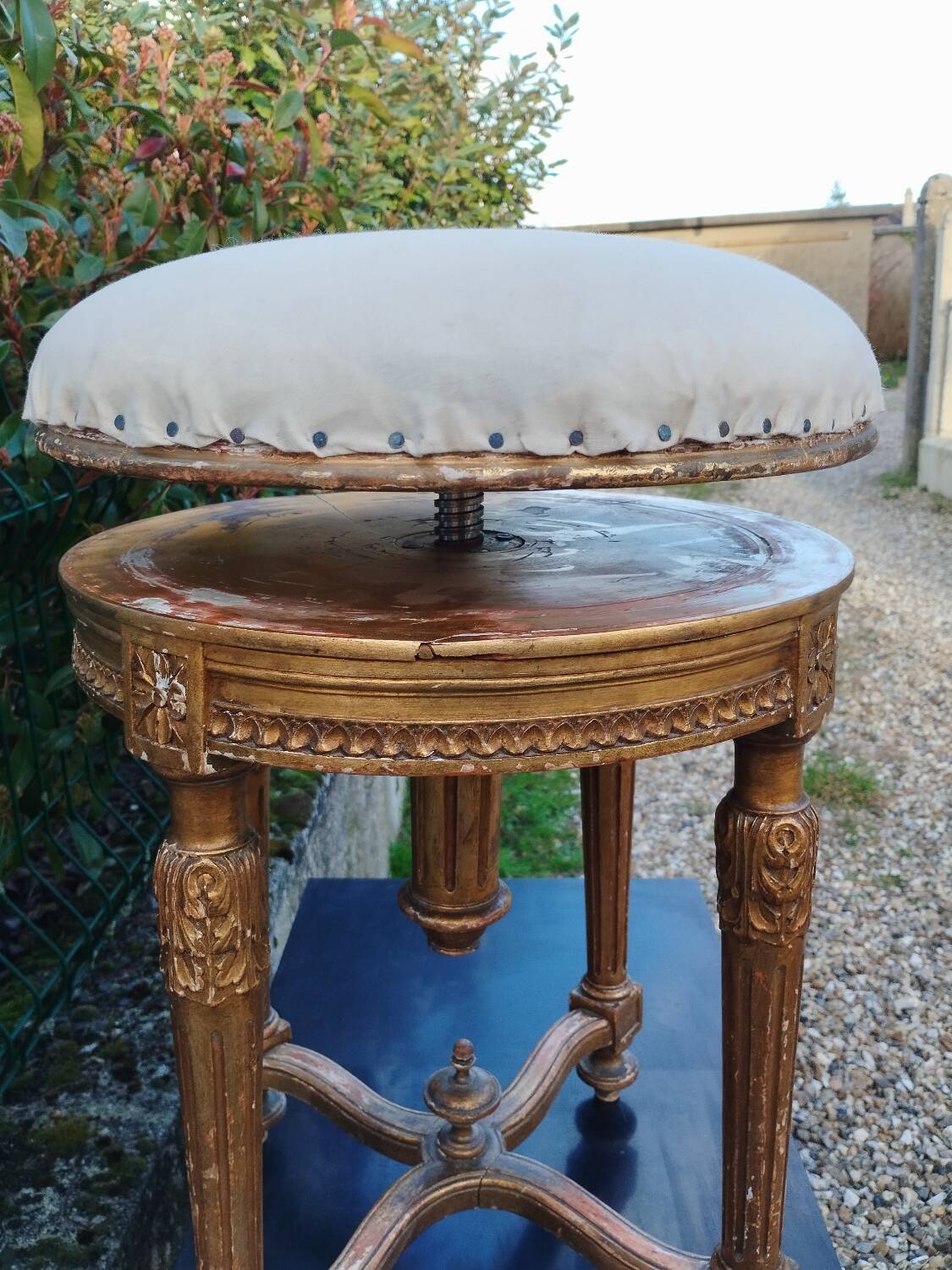 Antique piano stool in gilded wood, Louis XVI style.
