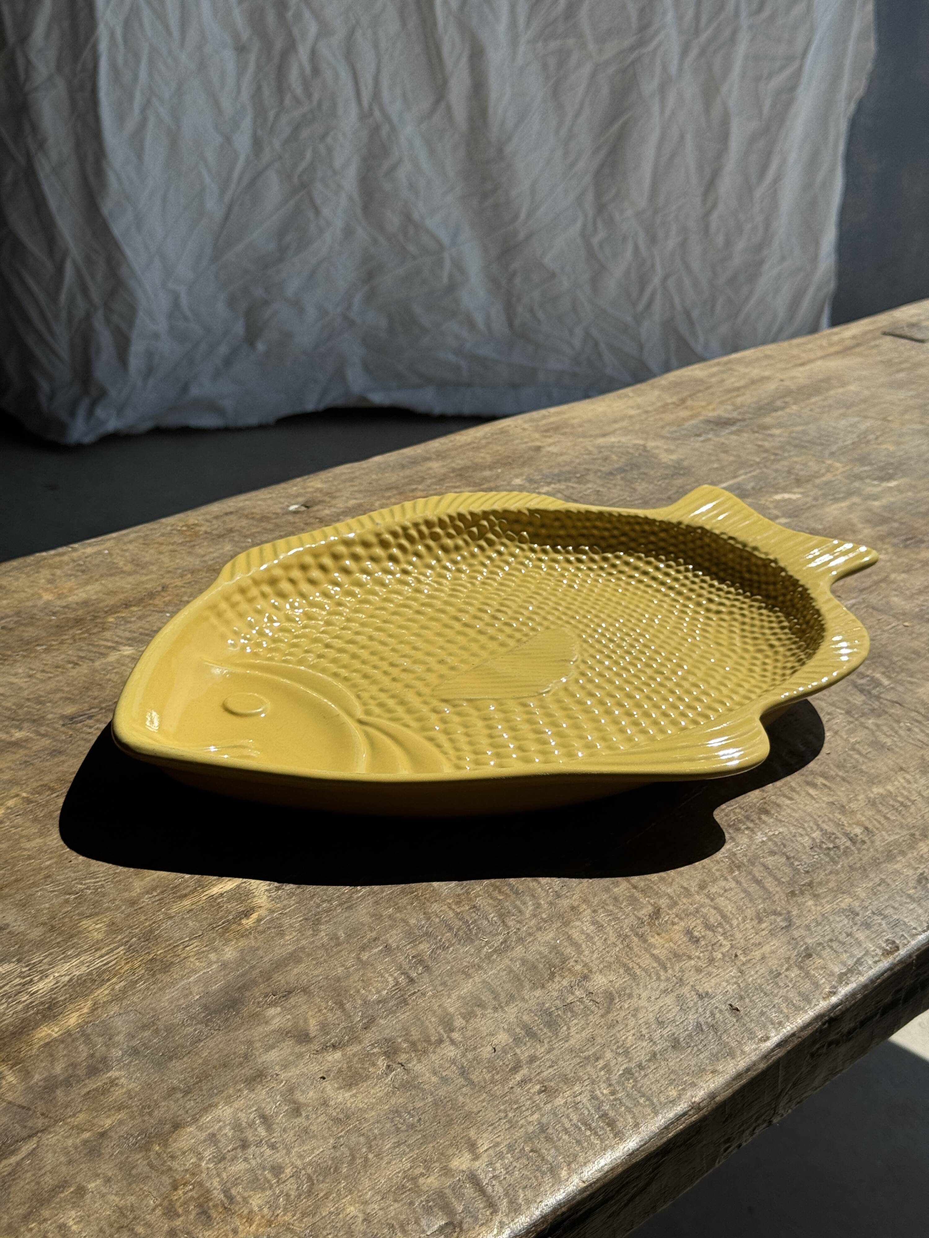 Yellow fish-shaped dish L38
