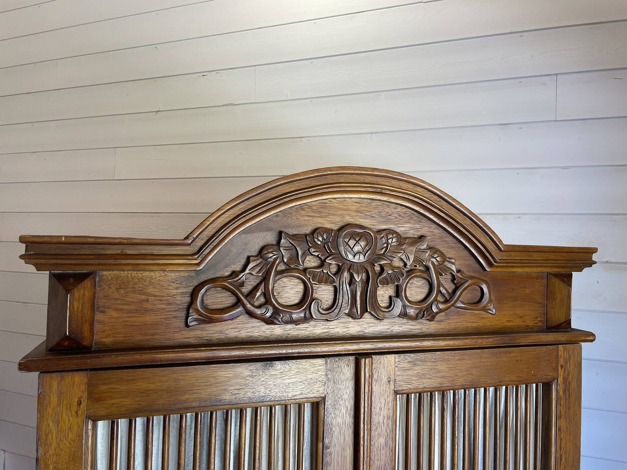 Beautiful antique solid wood wardrobe, country chic / Provençal, carved.