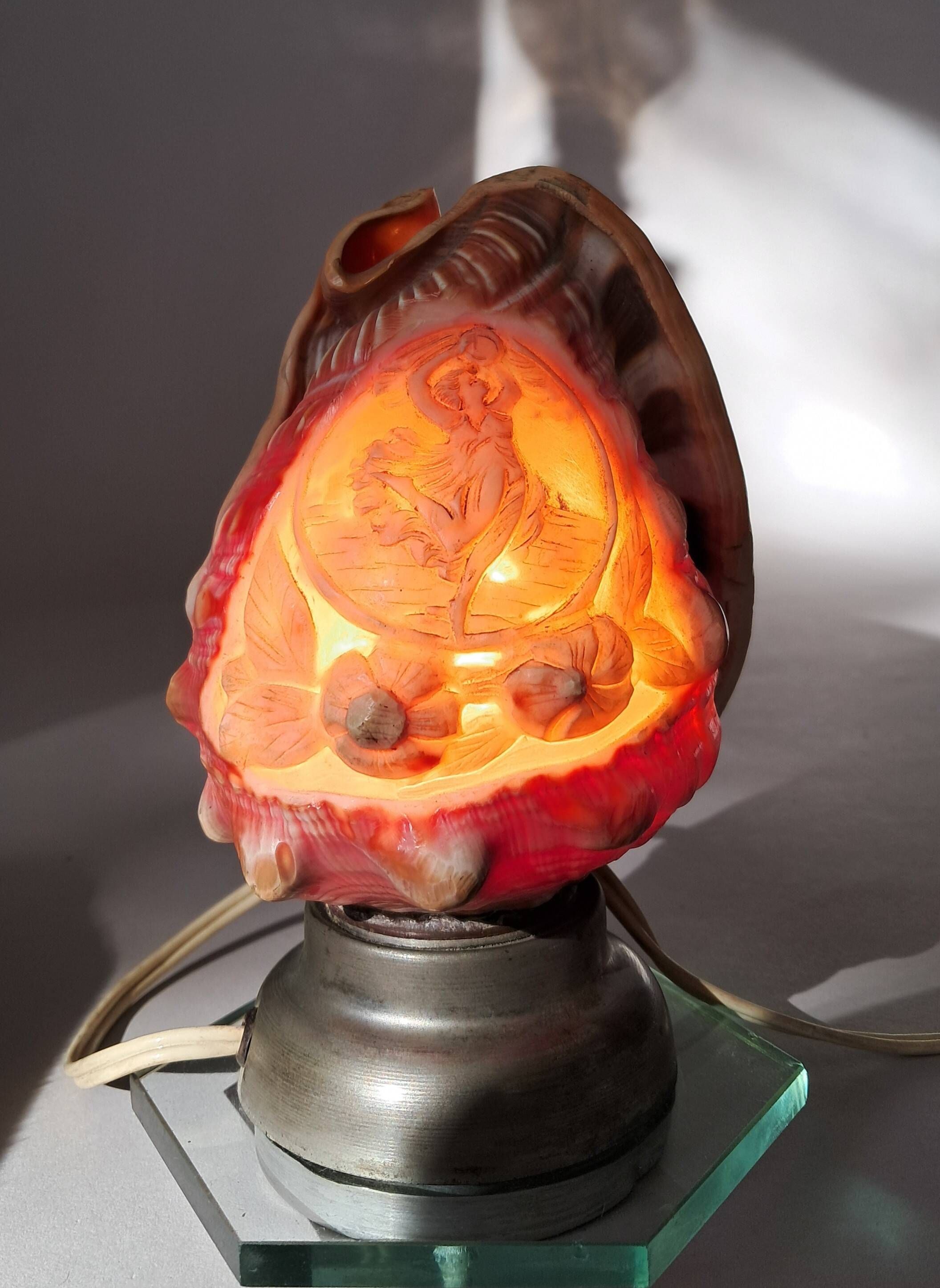 Old shell-shaped night lamp carved in cameo, Art Deco.