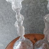 Paire de bougeoirs couple en verre moulé