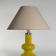 Lampe de table en verre jaune vif aux formes courbes de style mid-century modern par Orrefors, années 1960.