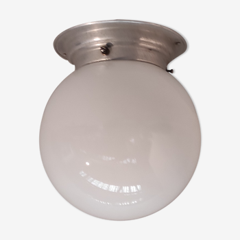 Plafonnier art deco globe opaline blanche type brasserie Diamètre 14,5 cm, circa 1940