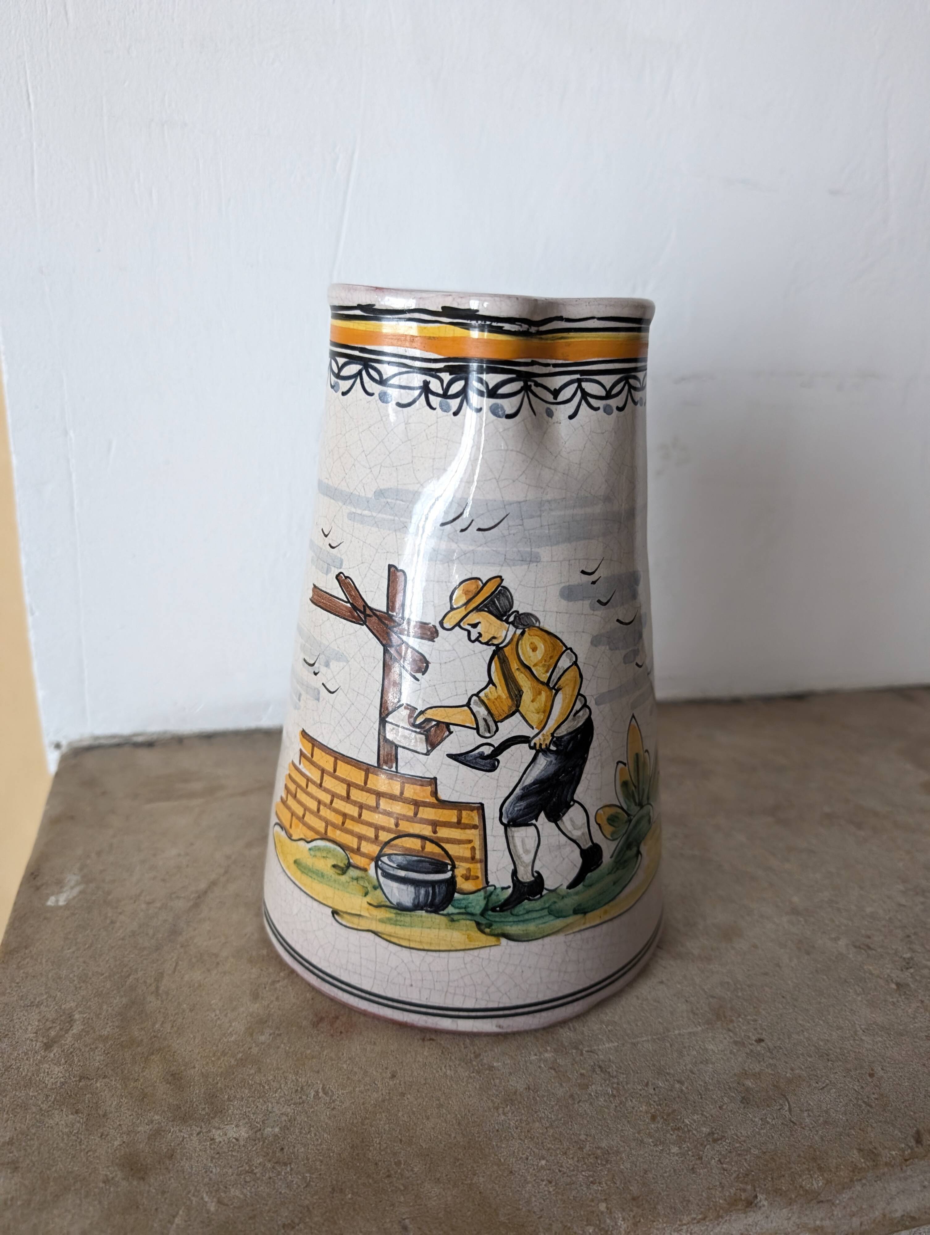Ancien pichet en faïence peint à la main – Décor champêtre (20,5 cm)
