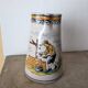 Ancien pichet en faïence peint à la main – Décor champêtre (20,5 cm)
