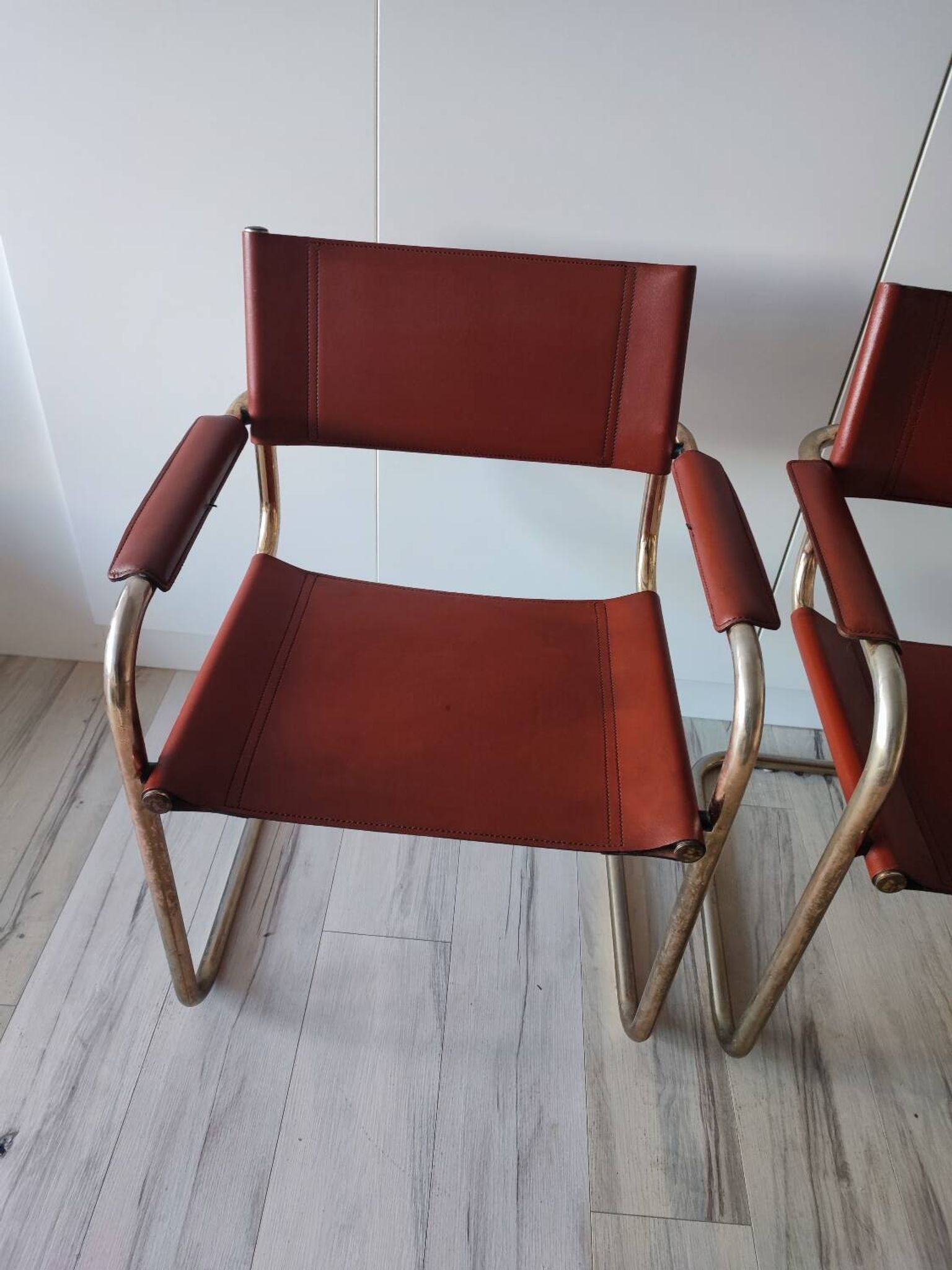 Chaises fauteuils B34 cuir cognac et dorure