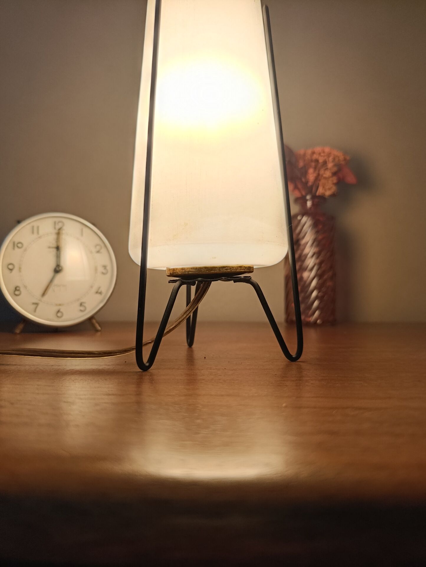 Tripod lamp in metal and white plastic, mid-century space age.