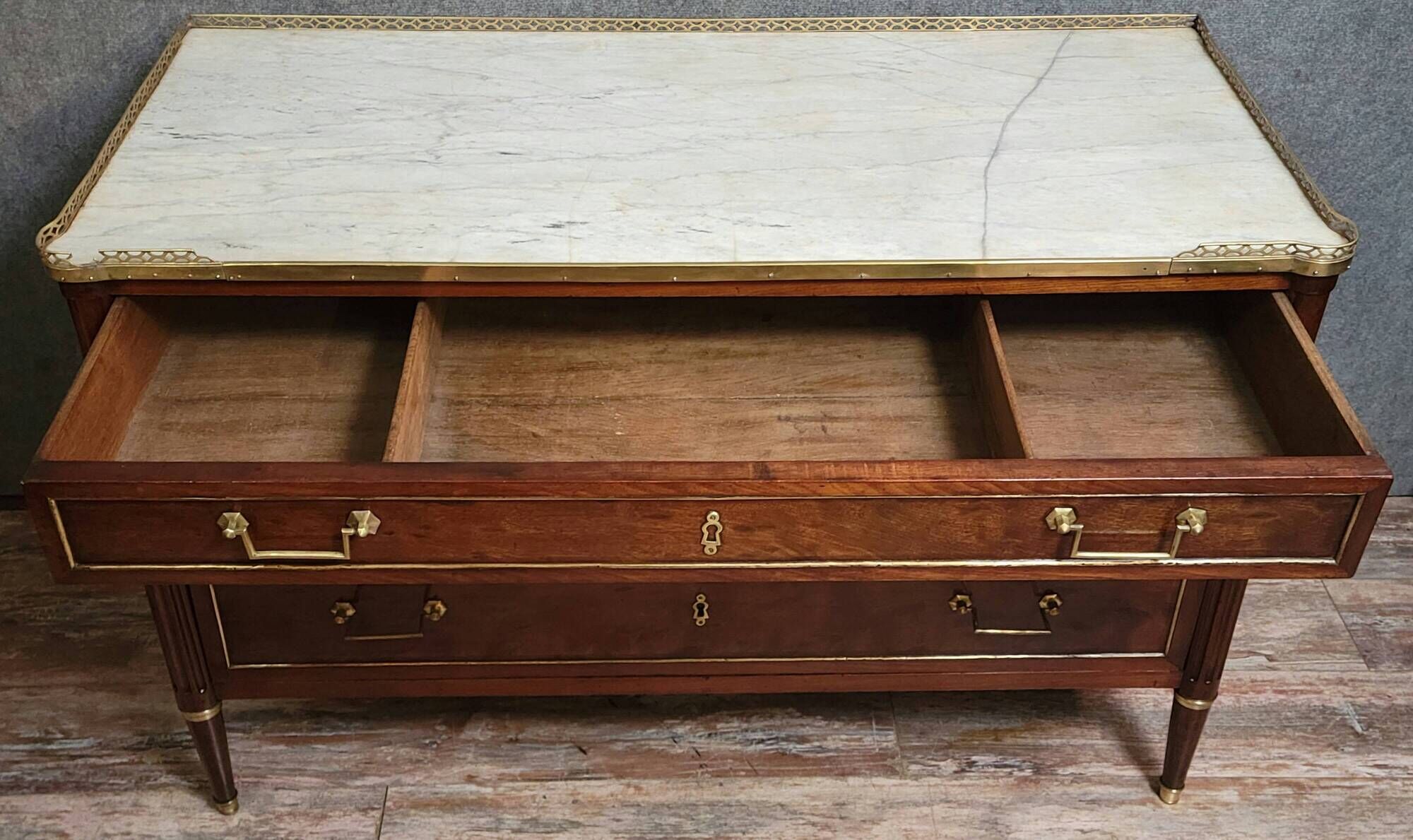 Commode Parisienne époque Louis XVI, réalisée à la fin du XVIIIᵉ siècle