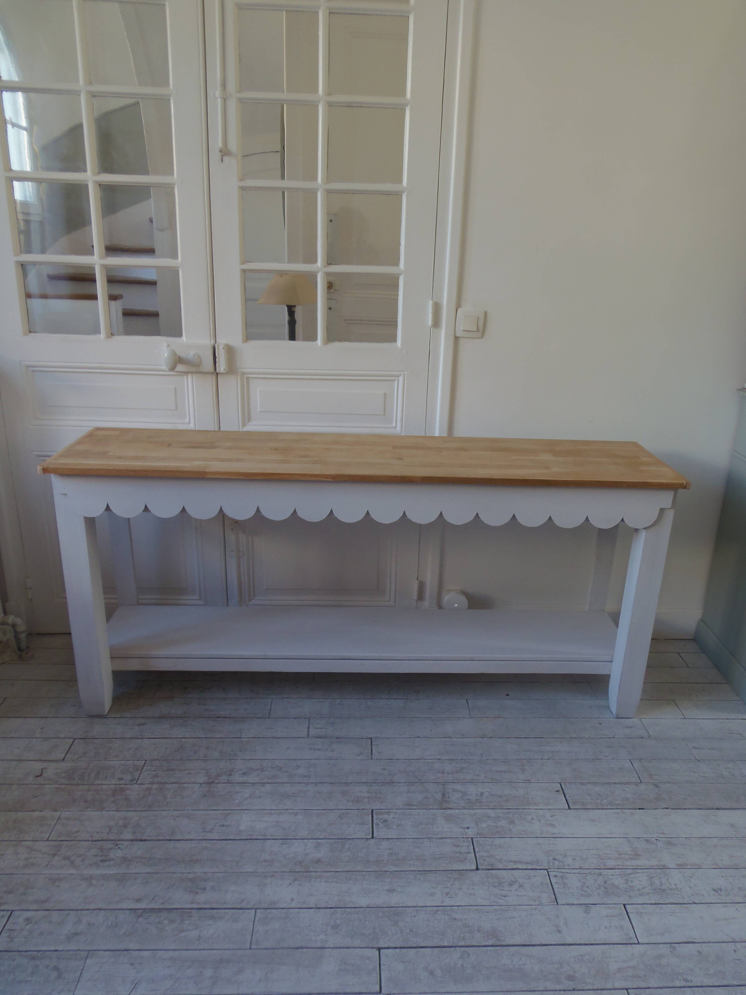 Console au piètement patiné gris perle, plateau chêne.
