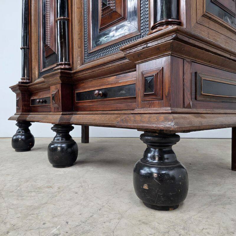 Beautiful 17th-century Dutch cabinet in rosewood and ebony marquetry.