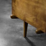 Buffet en bouleau moderne scandinave du milieu du siècle avec relief en cuivre sur le devant, années 1960