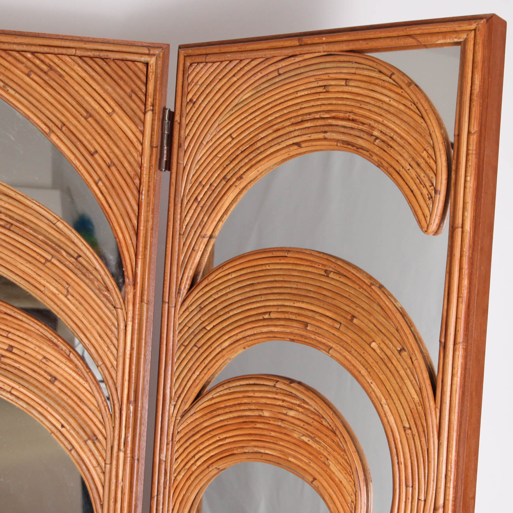Screen with 3 panels in rattan and mirror palm motifs