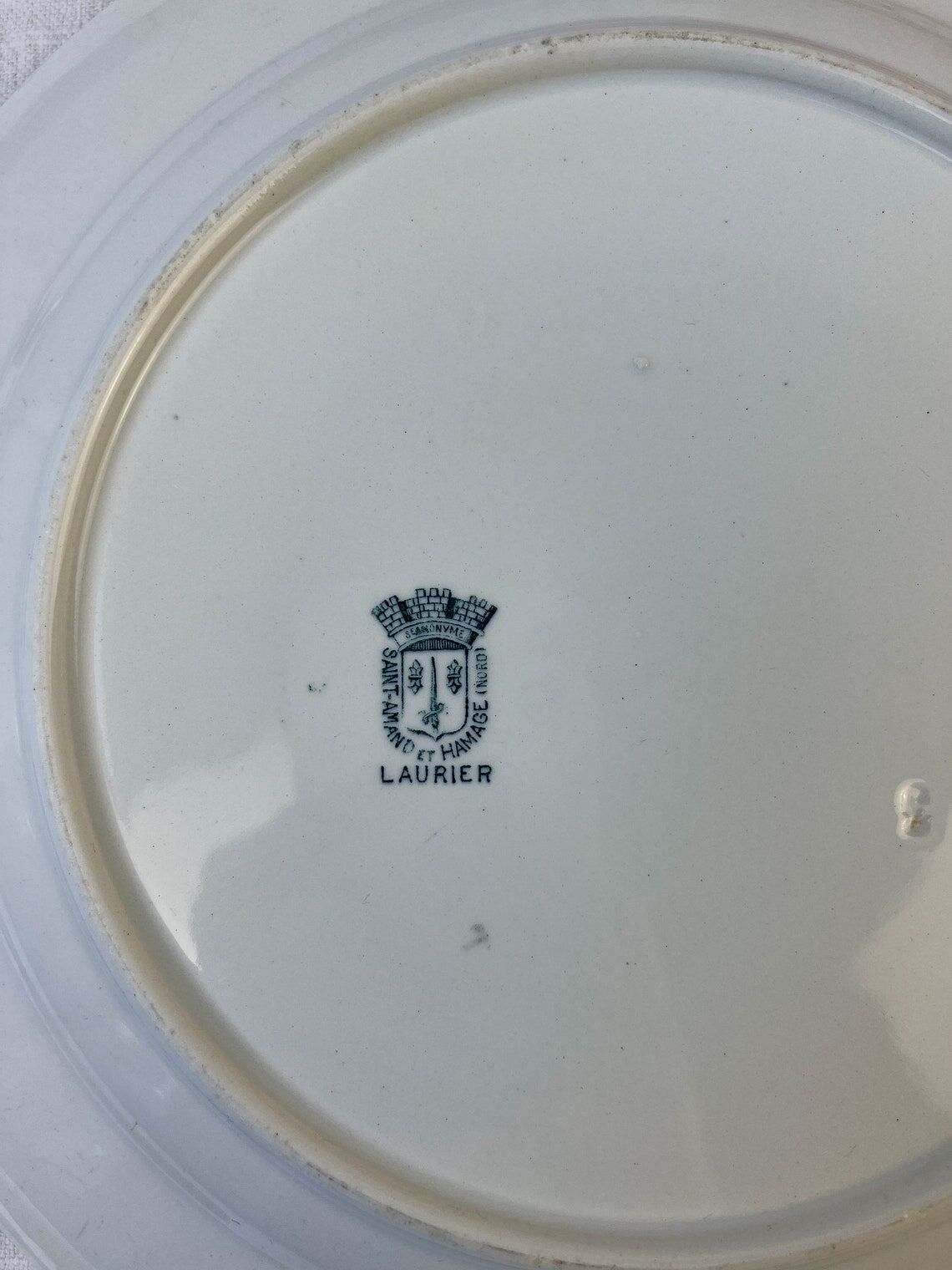 Round dish Terre de fer St Amand & Hamage laurel model made in France