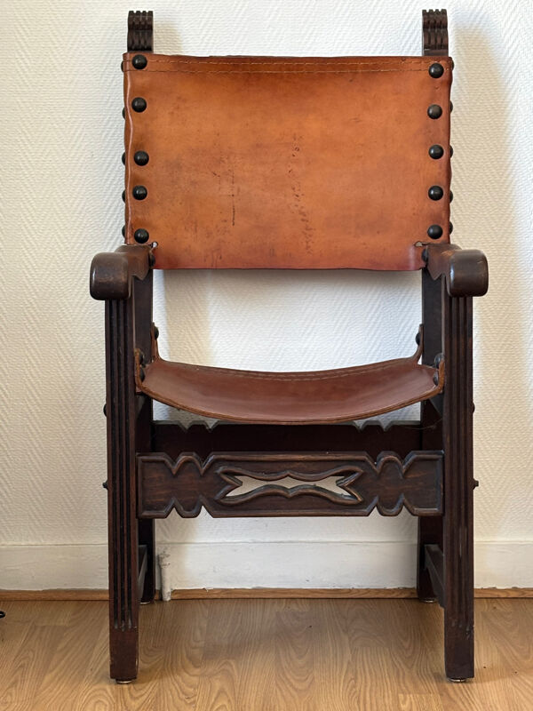 Fauteuil Frailero espagnol ancien — bois sculpté & cuir pleine fleur c