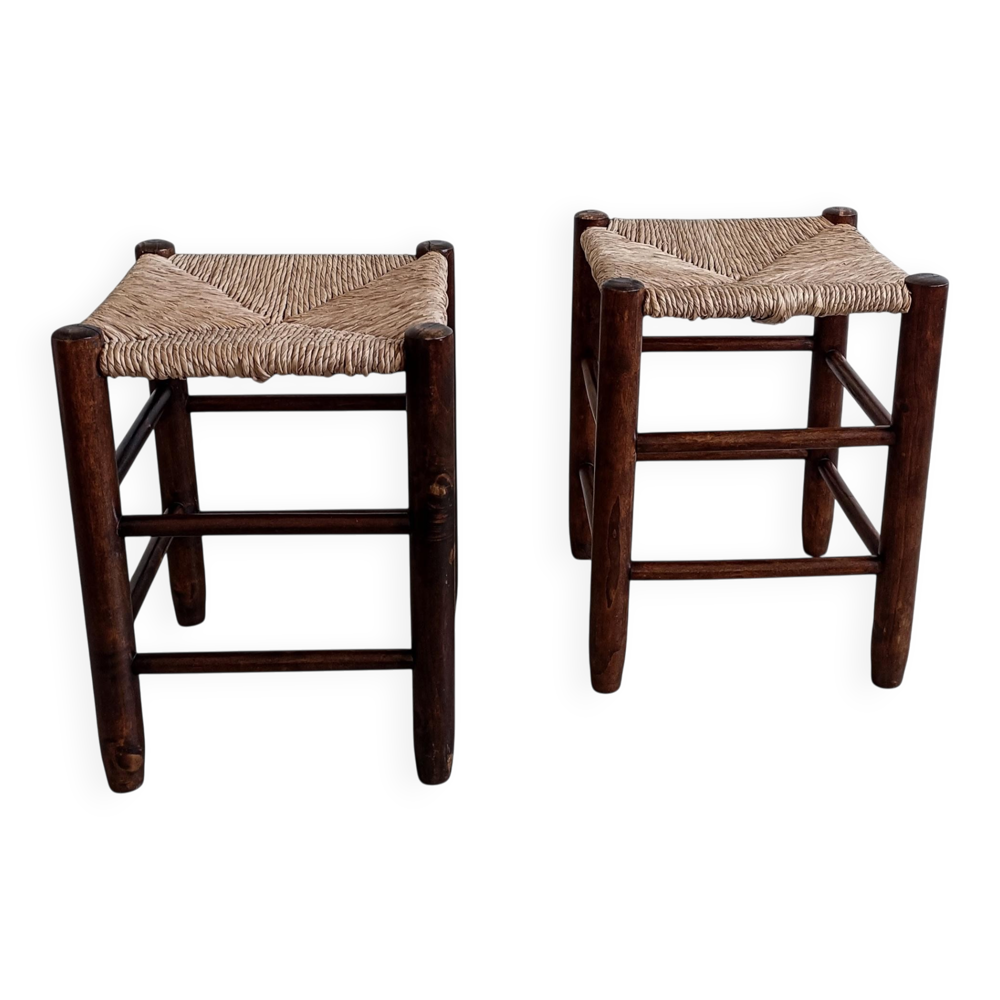 Style Charlotte Perriand, paire de tabourets en bois rustique et paille, France, vers 1950.