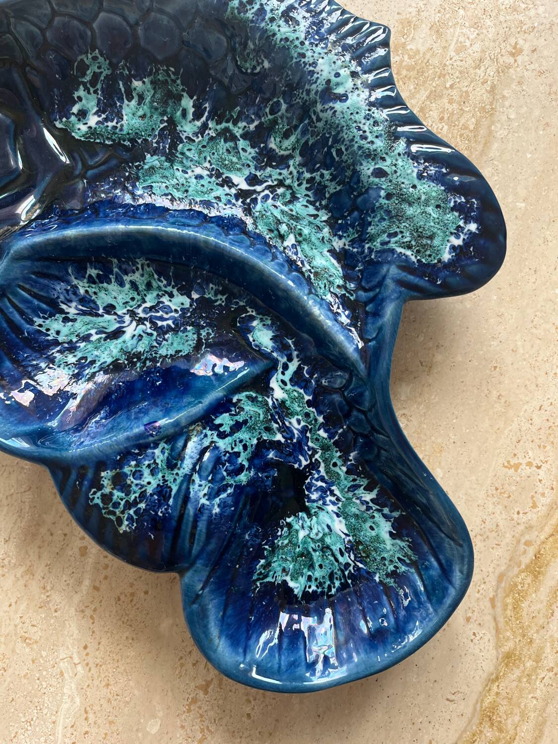 Plat en céramique en forme de poisson bleu