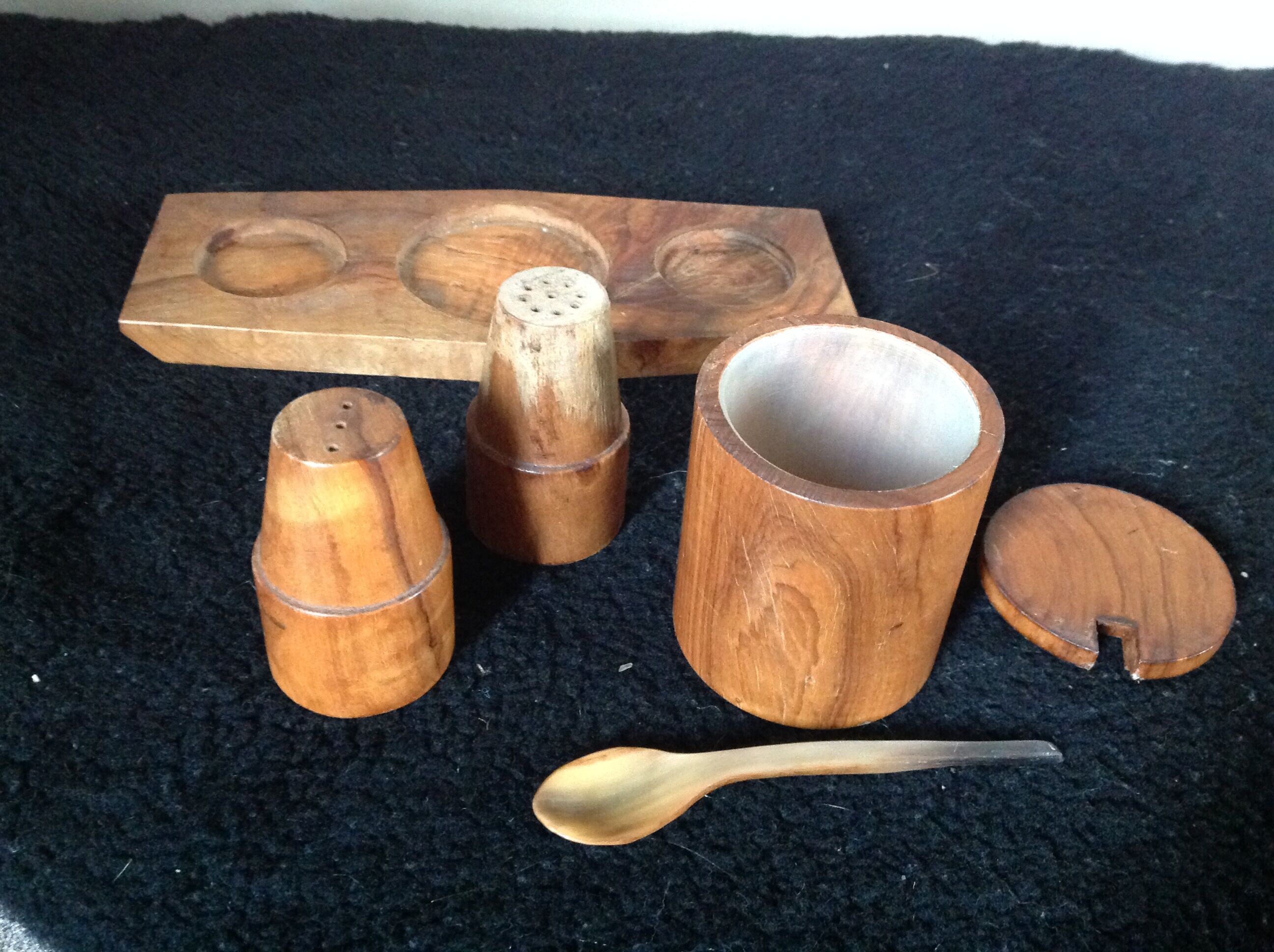 Servant salt pepper wood olivier