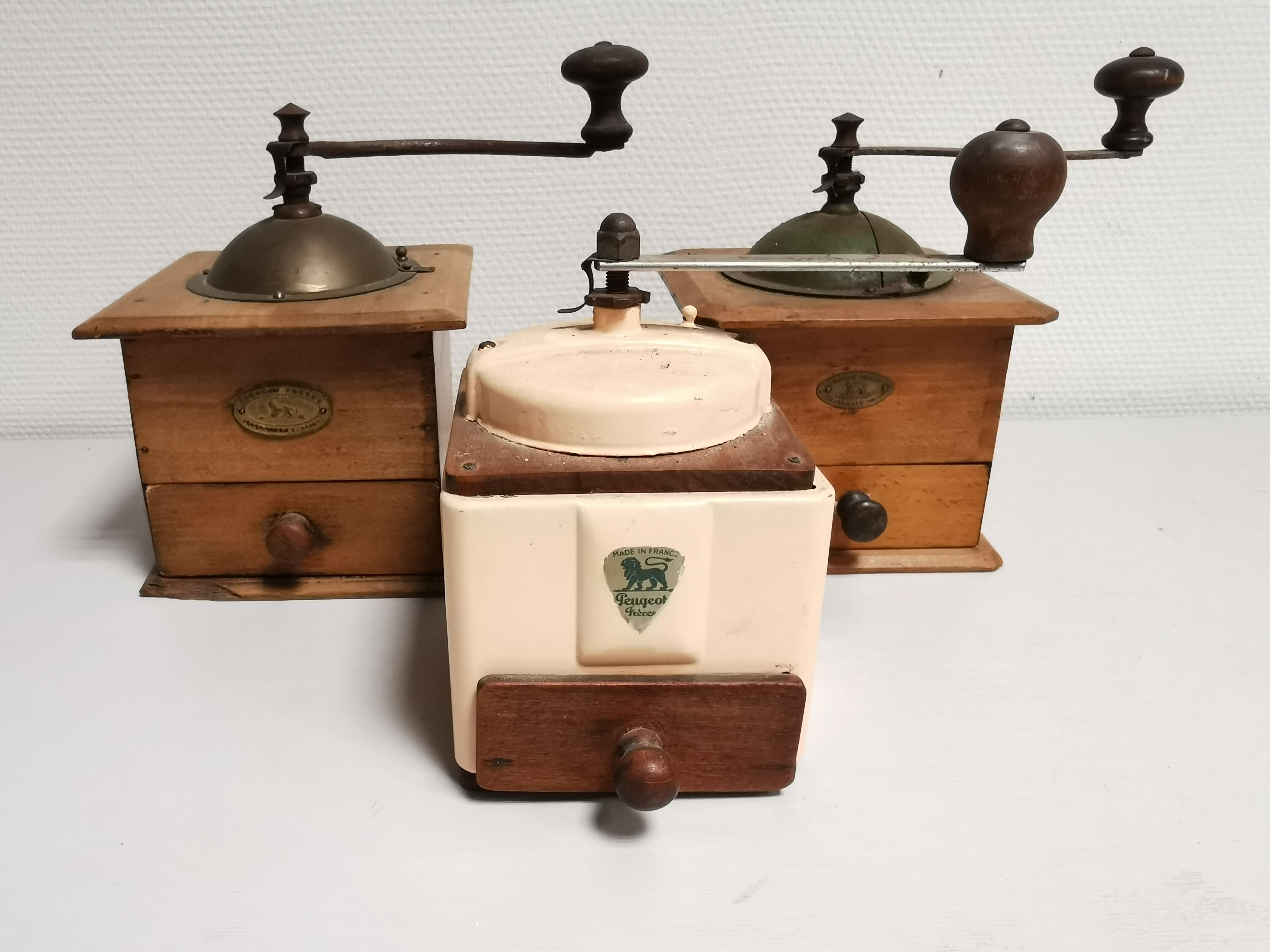 Set of 3 old vintage Peugeot coffee grinders. deco Cuisne Vintage restaurant