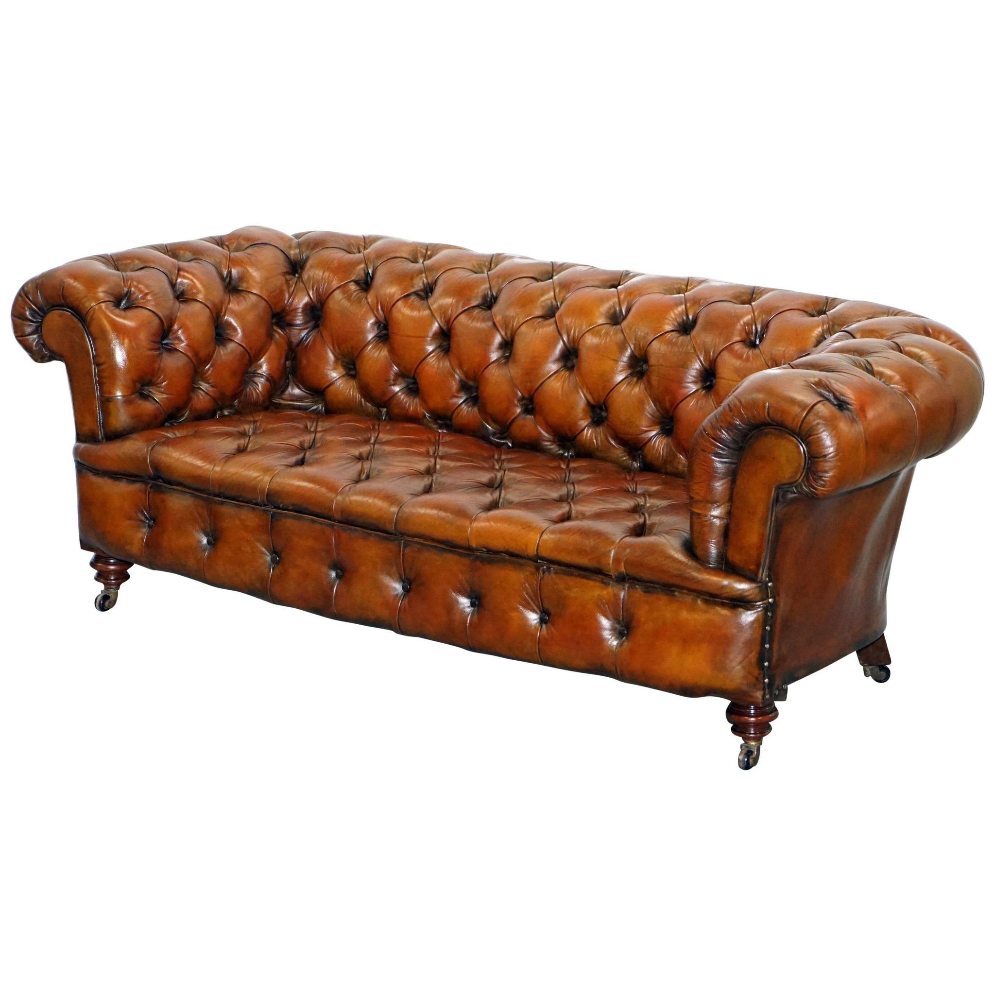 Victorian Chesterfield canapé from 1890 in restored leather, stamped Cornelius V. Smith.