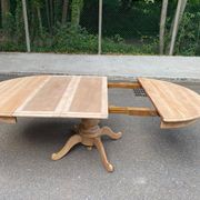 Table à manger ronde pied central extensible décapée en noyer massif 2 rall
