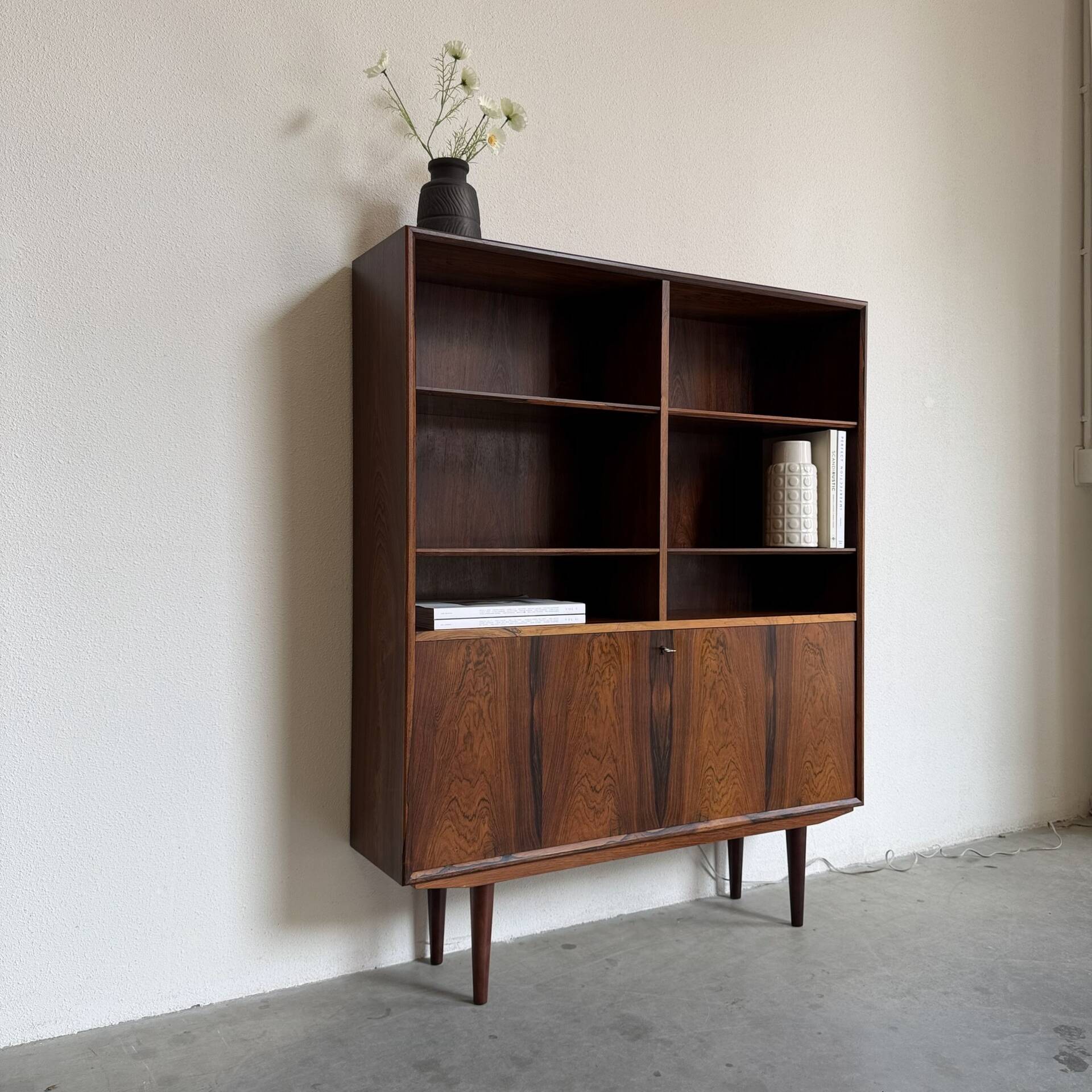 Bibliothèque vintage en palissandre avec éclairage