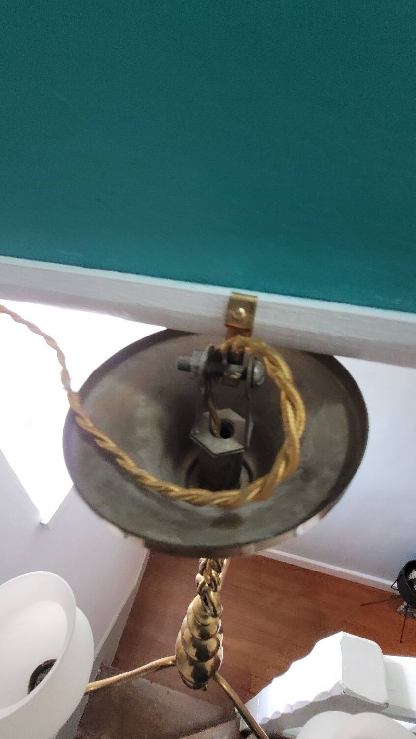 Three-light chandelier in brass and opaline.