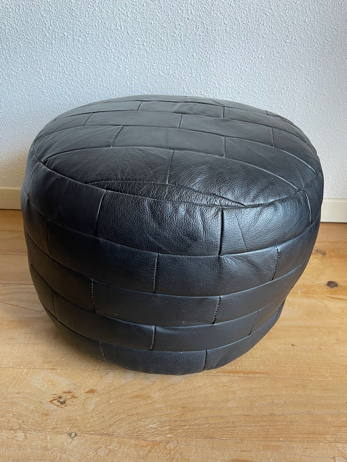 Pouf noir en cuir patchwork de Sède