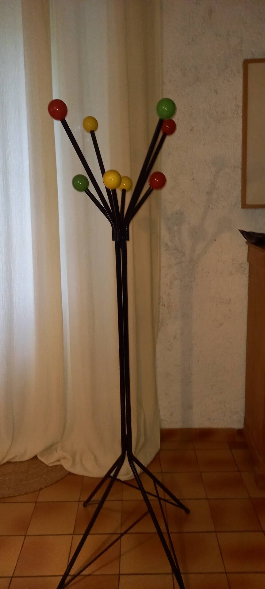 Free-standing coat rack