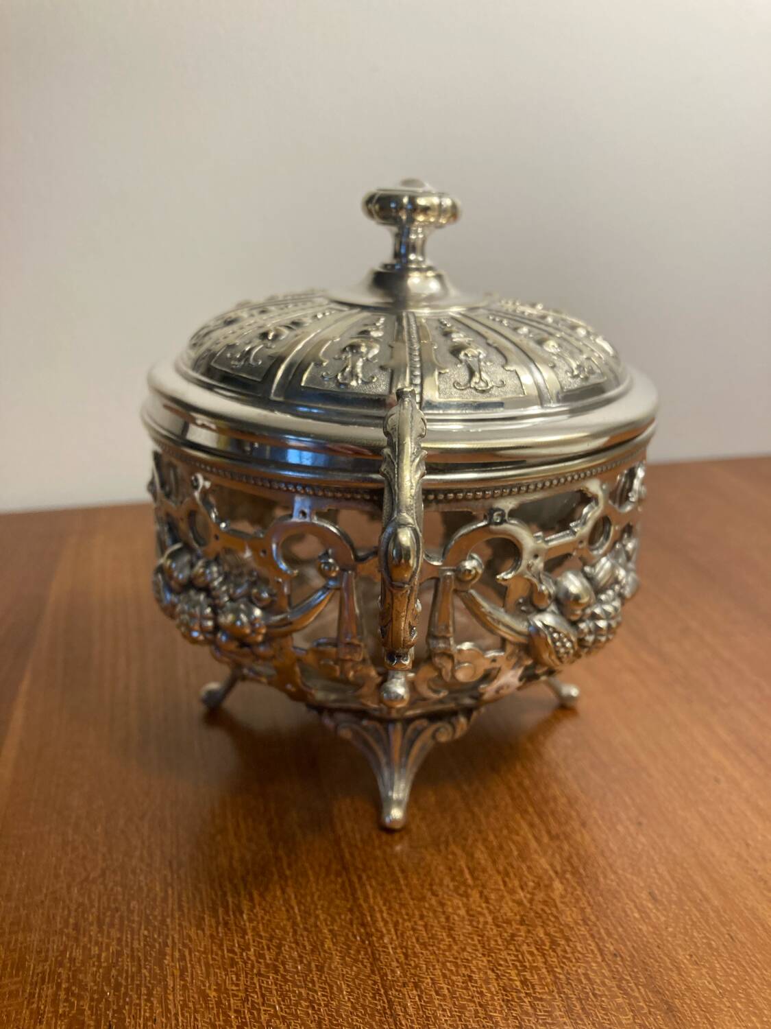 Sugar bowl, silver-plated bonbonnière, late 19th century.