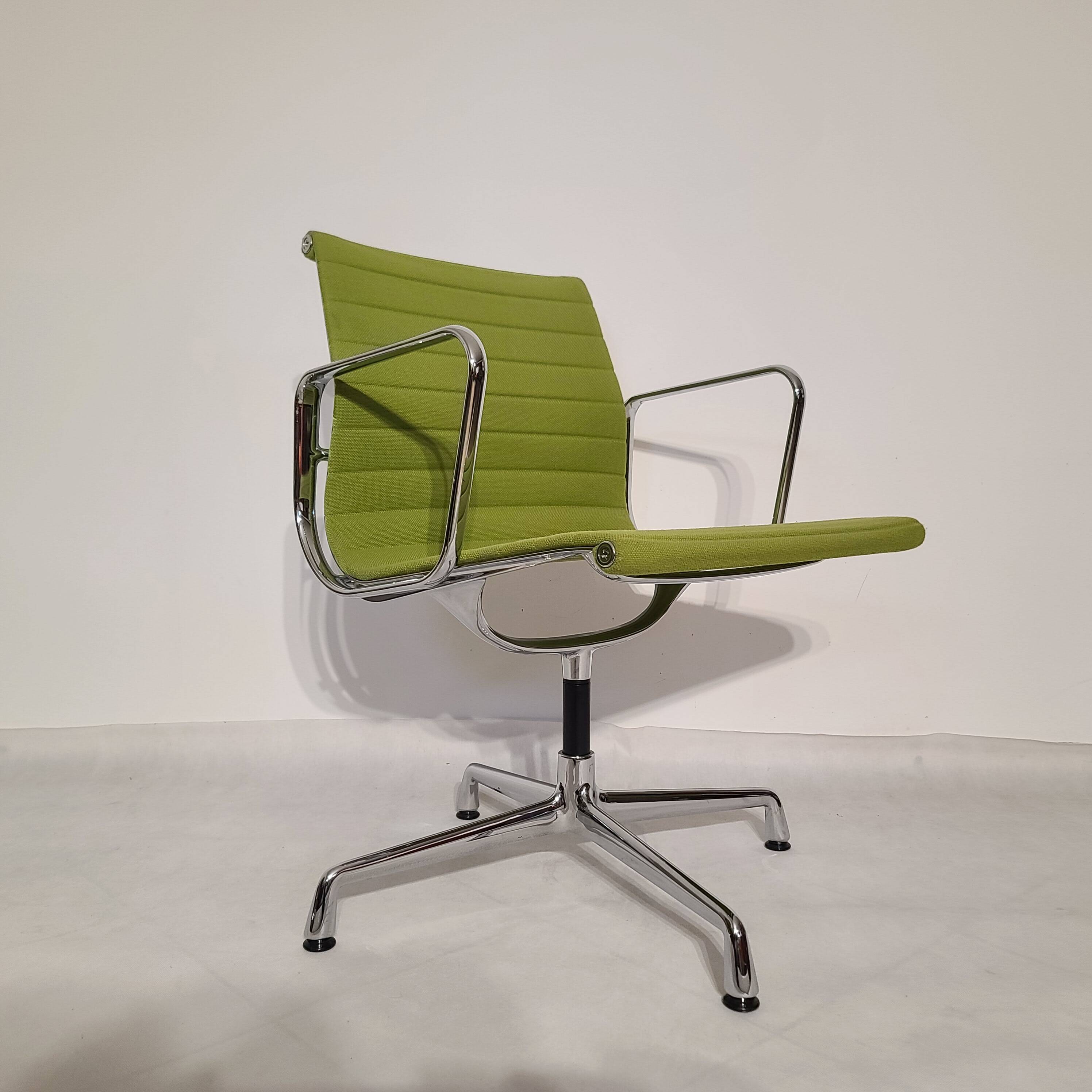 Chaise pivotante Vitra EA 108 Aluminium