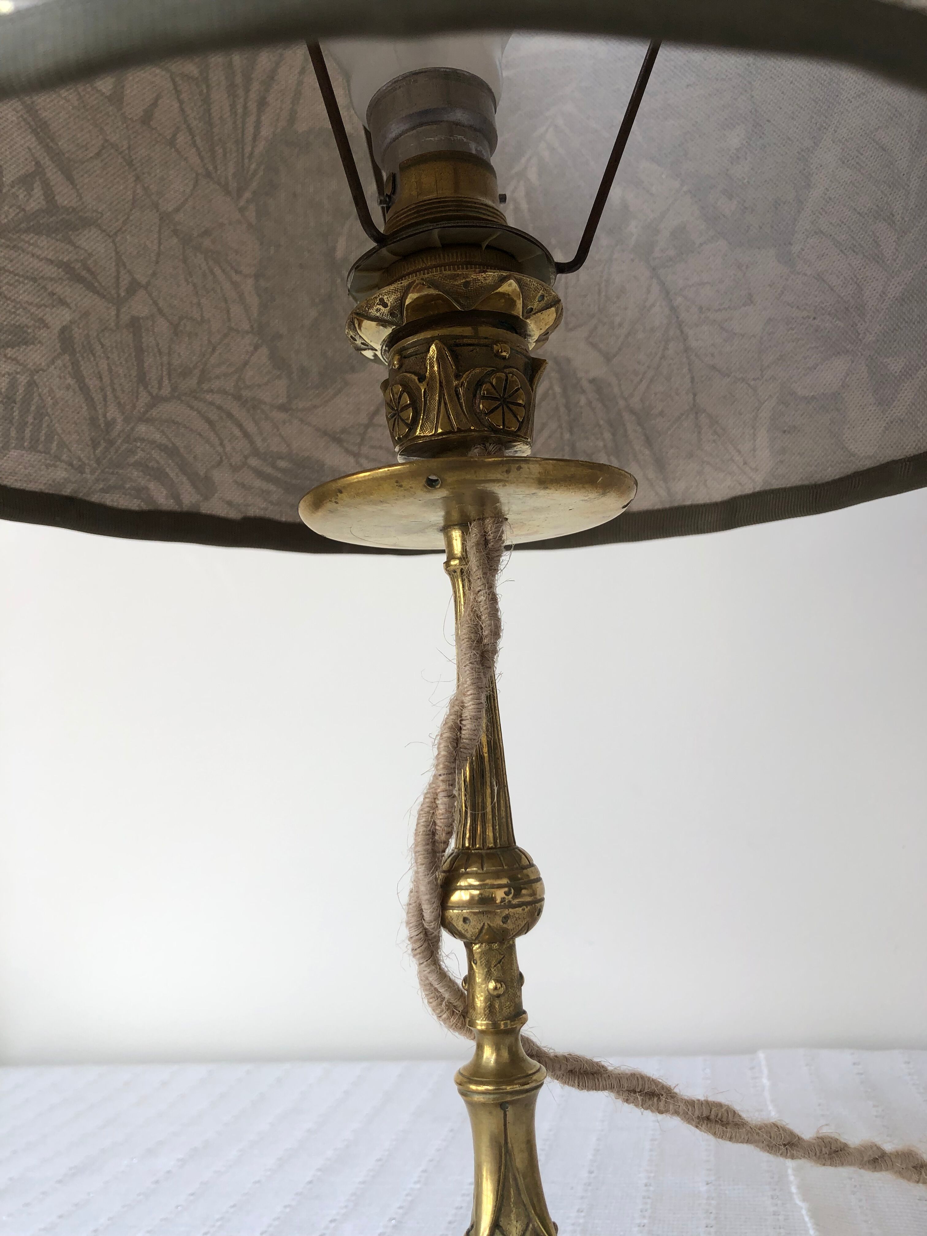 Brass foot table lamp
