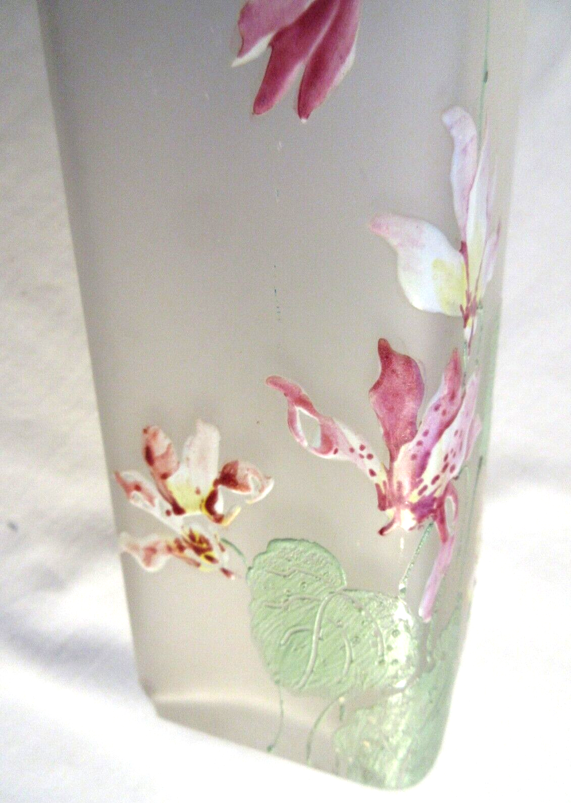 Vase haut et carré, pâte de verre opaque émaillée Legras d'un semis de fuchsia multicolores