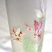Vase haut et carré, pâte de verre opaque émaillée Legras d'un semis de fuchsia multicolores